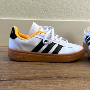 GRAND COURT CLOUDFOAM LIFESTYLE COURT COMFORT. Women’s size 8. Lightly worn.